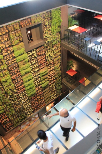 Jardín vertical del interior del mercado